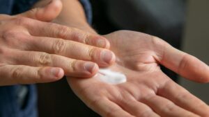 10 Body Serum Terbaik untuk Mencerahkan Kulit